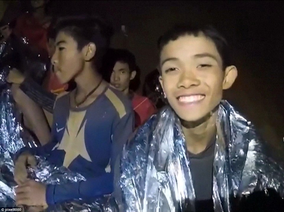 cac-chang-trai-doi-bong-thai-lan-se-phai-bo-ra-khoi-dong-nuoc-xoay-day-bun-trong-bong-toi