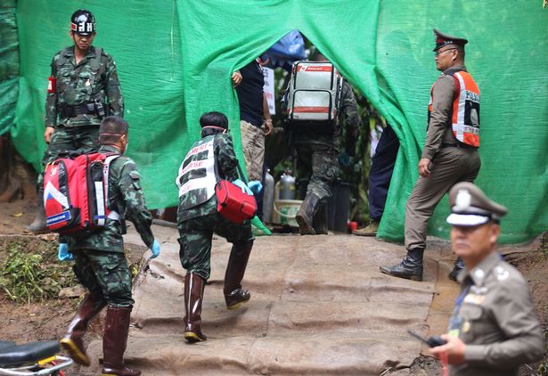 giai-cuu-hang-dong-thai-lan-be-thu-8-duoc-cuu-va-huan-luyen-vien-van-bi-mac-ket