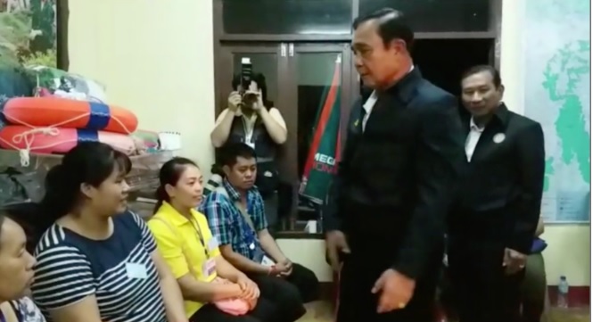 giai-cuu-doi-bong-thai-lan-khong-khi-vui-ve-ben-ngoai-hang-dong