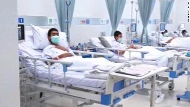 hinh-anh-dau-tien-cua-cac-cau-be-doi-bong-thai-lan-sau-khi-roi-khoi-hang-dong