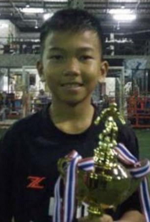 di-cau-thu-thai-lan-it-tuoi-nhat-vua-duoc-giai-cuu-toi-se-dan-thang-be-di-an-kfc