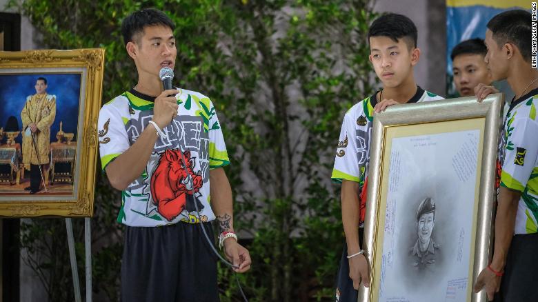 doi-bong-thai-lan-ke-ve-khoang-thoi-gian-mac-ket-trong-hang-va-khoanh-khac-duoc-tim-thay