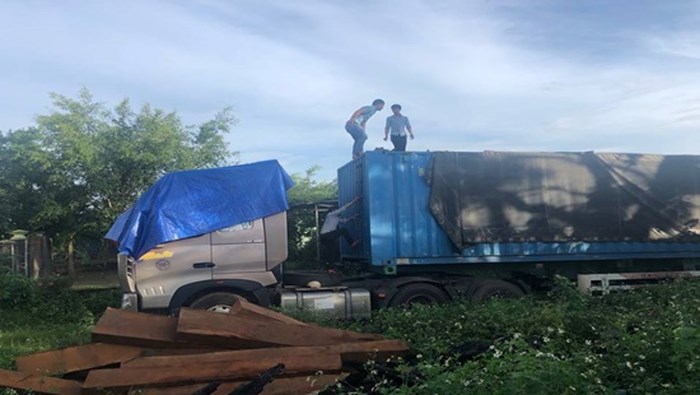kong-chro-gia-lai-bat-giu-xe-container-cho-gan-50-m3-go-lau-de-nghi-khoi-to-vu-an