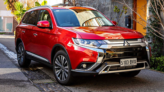 mitsubishi-outlander-tiep-tuc-duoc-dieu-chinh-giam-gia-khung-trong-thang-co-hon