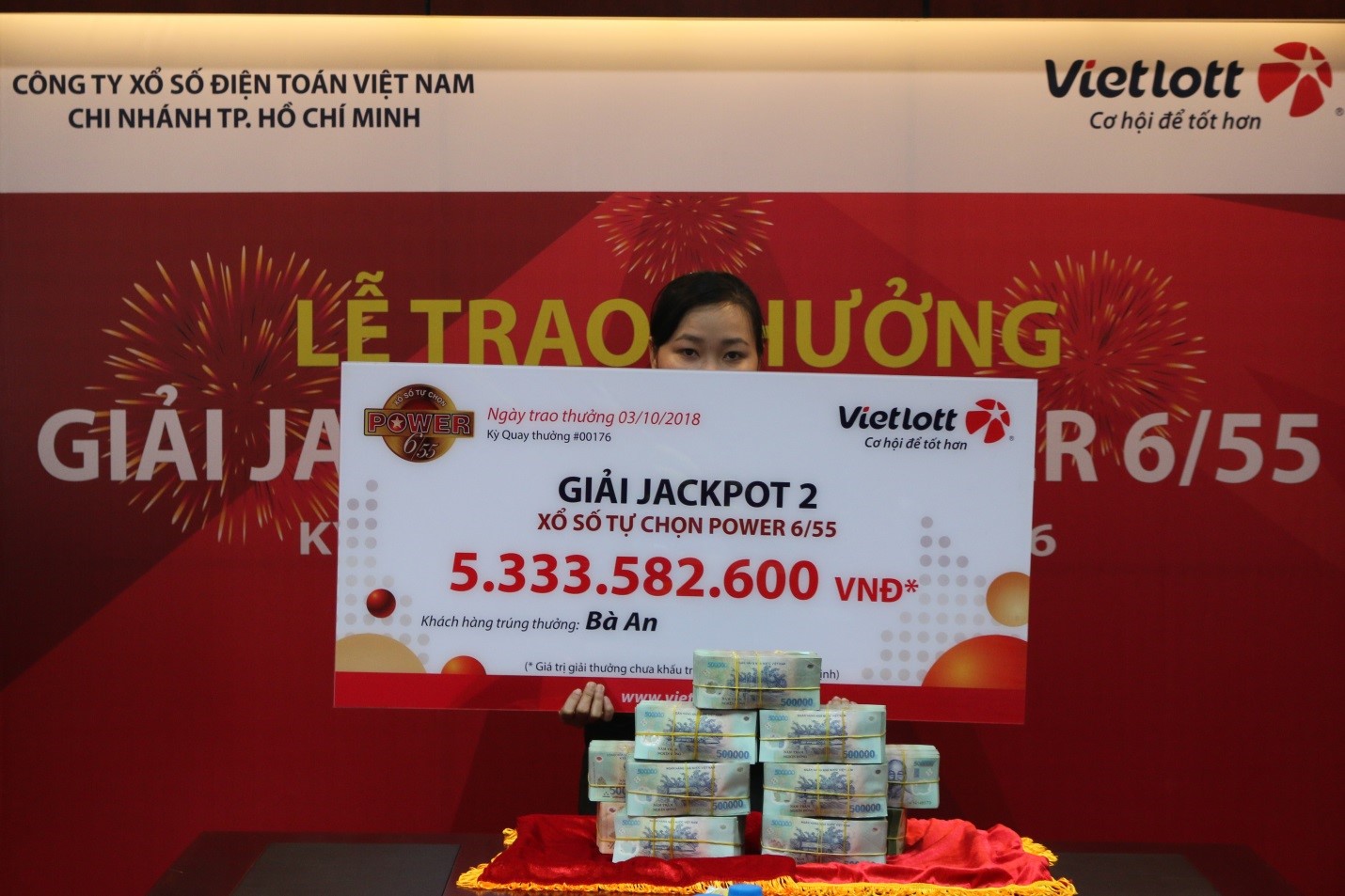 xo-so-vietlott-nu-khach-hang-den-tu-tphcm-nhan-chong-tien-mat-hon-53-ty-dong