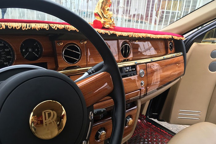 phat-them-voi-rolls-royce-phantom-rong-vang-35-ty-bat-ngo-xuat-hien-o-hai-phong