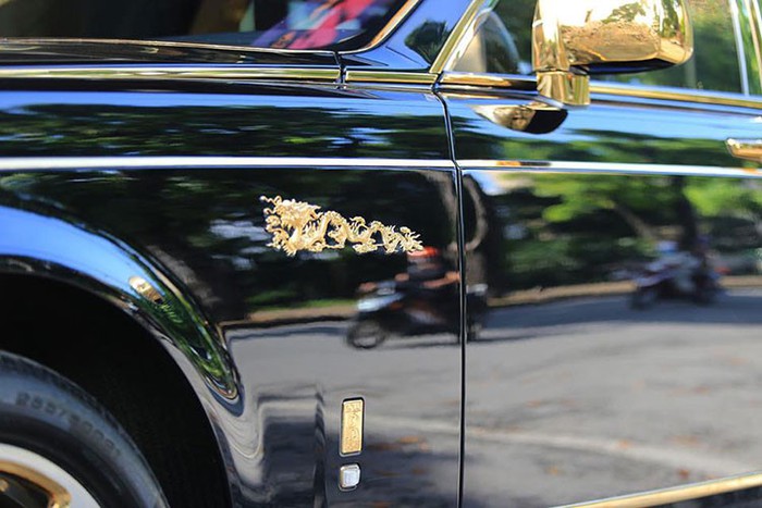 phat-them-voi-rolls-royce-phantom-rong-vang-35-ty-bat-ngo-xuat-hien-o-hai-phong