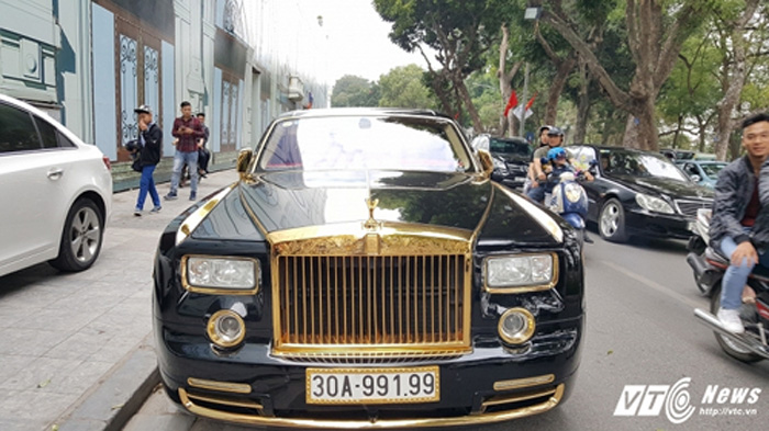 phat-them-voi-rolls-royce-phantom-rong-vang-35-ty-bat-ngo-xuat-hien-o-hai-phong