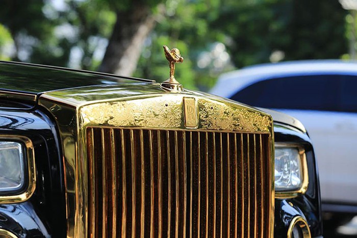 phat-them-voi-rolls-royce-phantom-rong-vang-35-ty-bat-ngo-xuat-hien-o-hai-phong