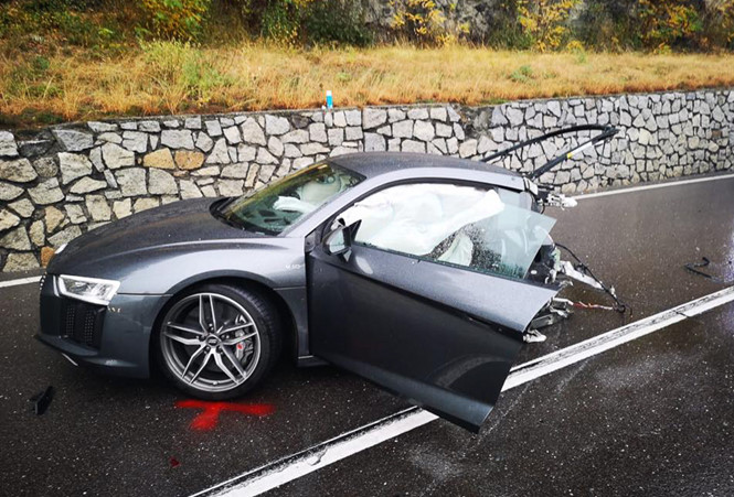 choang-voi-sieu-xe-tien-ti-audi-r8-gay-doi-sau-tai-nan