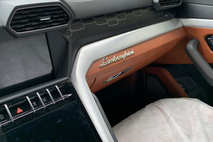 xuat-hien-sieu-suv-lamborghini-urus-thu-2-viet-nam-co-gia-30-ty-dong xuat-hien-sieu-suv-lamborghini-urus-thu-2-viet-nam-co-gia-30-ty-dong