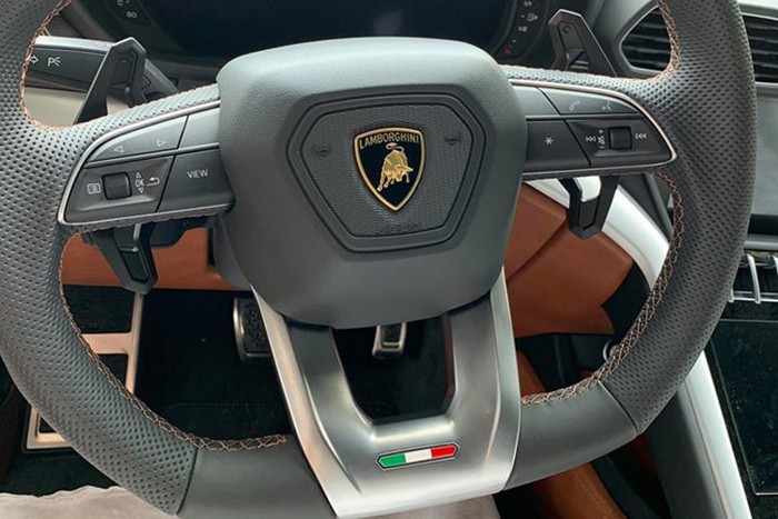 xuat-hien-sieu-suv-lamborghini-urus-thu-2-viet-nam-co-gia-30-ty-dong xuat-hien-sieu-suv-lamborghini-urus-thu-2-viet-nam-co-gia-30-ty-dong