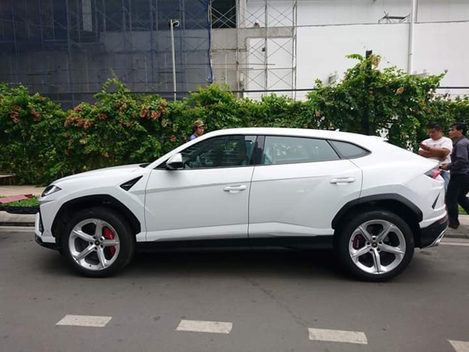 xuat-hien-sieu-suv-lamborghini-urus-thu-2-viet-nam-co-gia-30-ty-dong