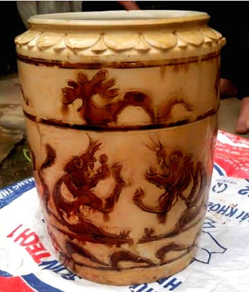 vo-chong-xu-nghe-mung-ro-khi-dao-duoc-chiec-binh-co-tri-gia-400-trieu-dong