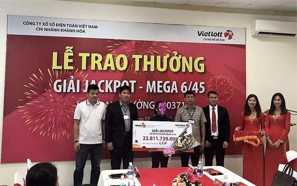 xo-so-vietlott-mua-ve-khi-di-le-chua-nu-khach-hang-dak-lak-trung-228-ty-thanh-ty-phu