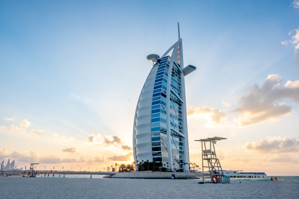 choang-ngop-nha-hang-dat-vang-dat-do-ben-trong-khach-san-toan-vang-o-dubai
