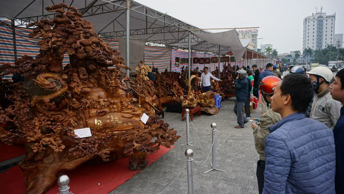 man-nhan-voi-pho-tuong-phat-di-lac-bang-go-xa-xi-gia-12-ti-dong-o-cho-tet-xu-thanh