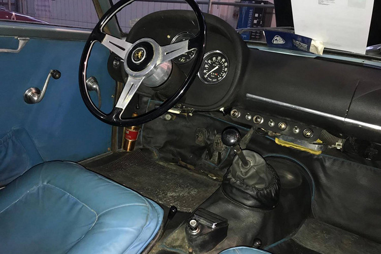 ban-dau-gia-15-ty-dong-cho-chiec-alfa-romeo-hang-hiem-ngu-quen-duoi-tang-ham-35-nam ban-dau-gia-15-ty-dong-cho-chiec-alfa-romeo-hang-hiem-ngu-quen-duoi-tang-ham-35-nam
