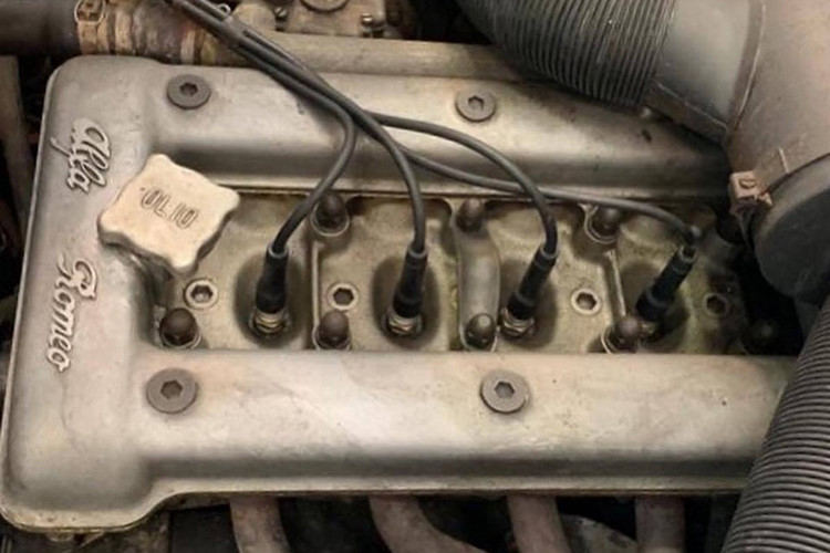 ban-dau-gia-15-ty-dong-cho-chiec-alfa-romeo-hang-hiem-ngu-quen-duoi-tang-ham-35-nam