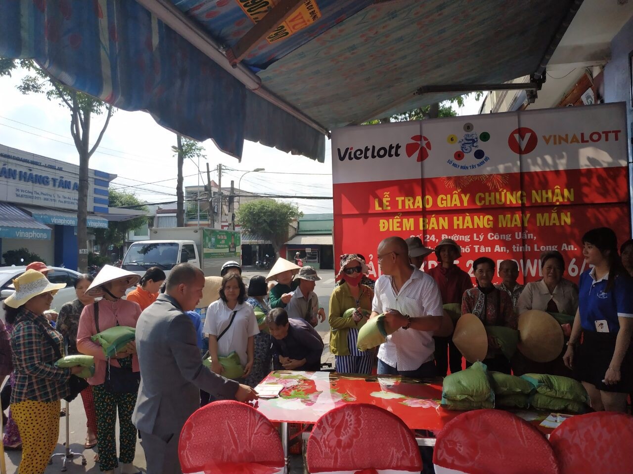 xo-so-vietlott-khach-hang-trung-giai-hon-32-ty-tai-long-an-tang-qua-cho-hoan-canh-kho-khan