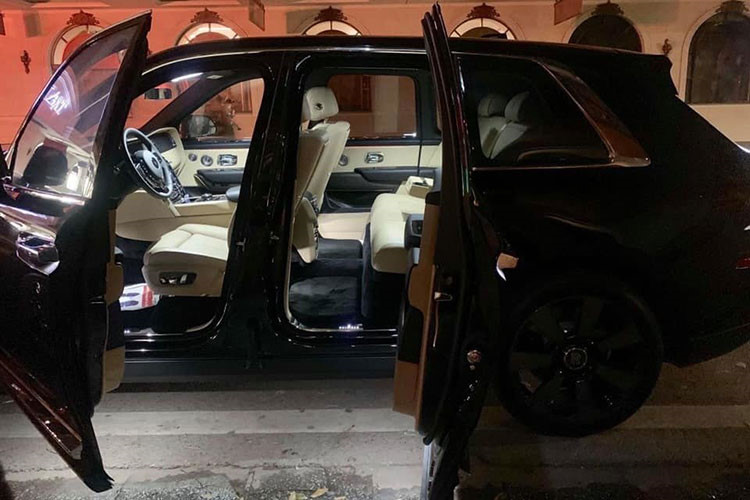 muc-so-thi-chiec-suv-sieu-sang-rolls-royce-cullinan-hon-41-ty-ra-bien-trang-o-ha-noi