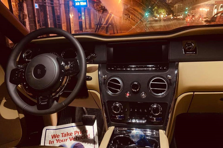 muc-so-thi-chiec-suv-sieu-sang-rolls-royce-cullinan-hon-41-ty-ra-bien-trang-o-ha-noi muc-so-thi-chiec-suv-sieu-sang-rolls-royce-cullinan-hon-41-ty-ra-bien-trang-o-ha-noi