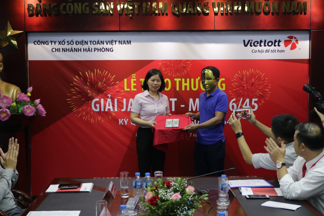 xo-so-vietlott-nam-tai-xe-den-tu-nghe-an-deo-mat-na-nhan-giai-doc-dac-hon-29-ty-dong