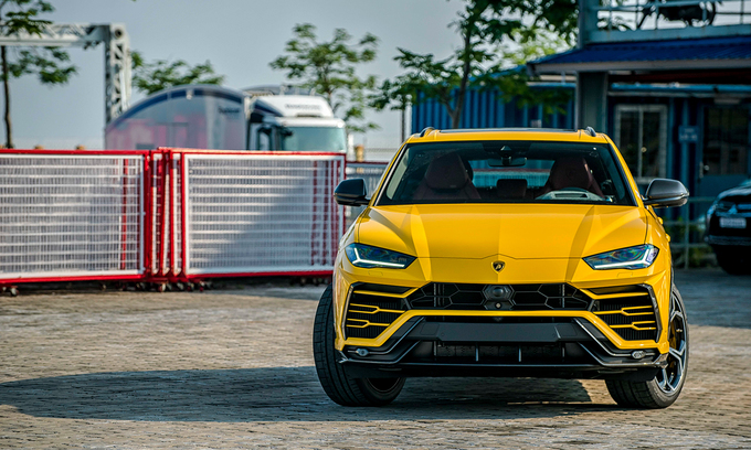 soi-sieu-suv-lamborghini-urus-chinh-hang-vua-cap-ben-viet-nam