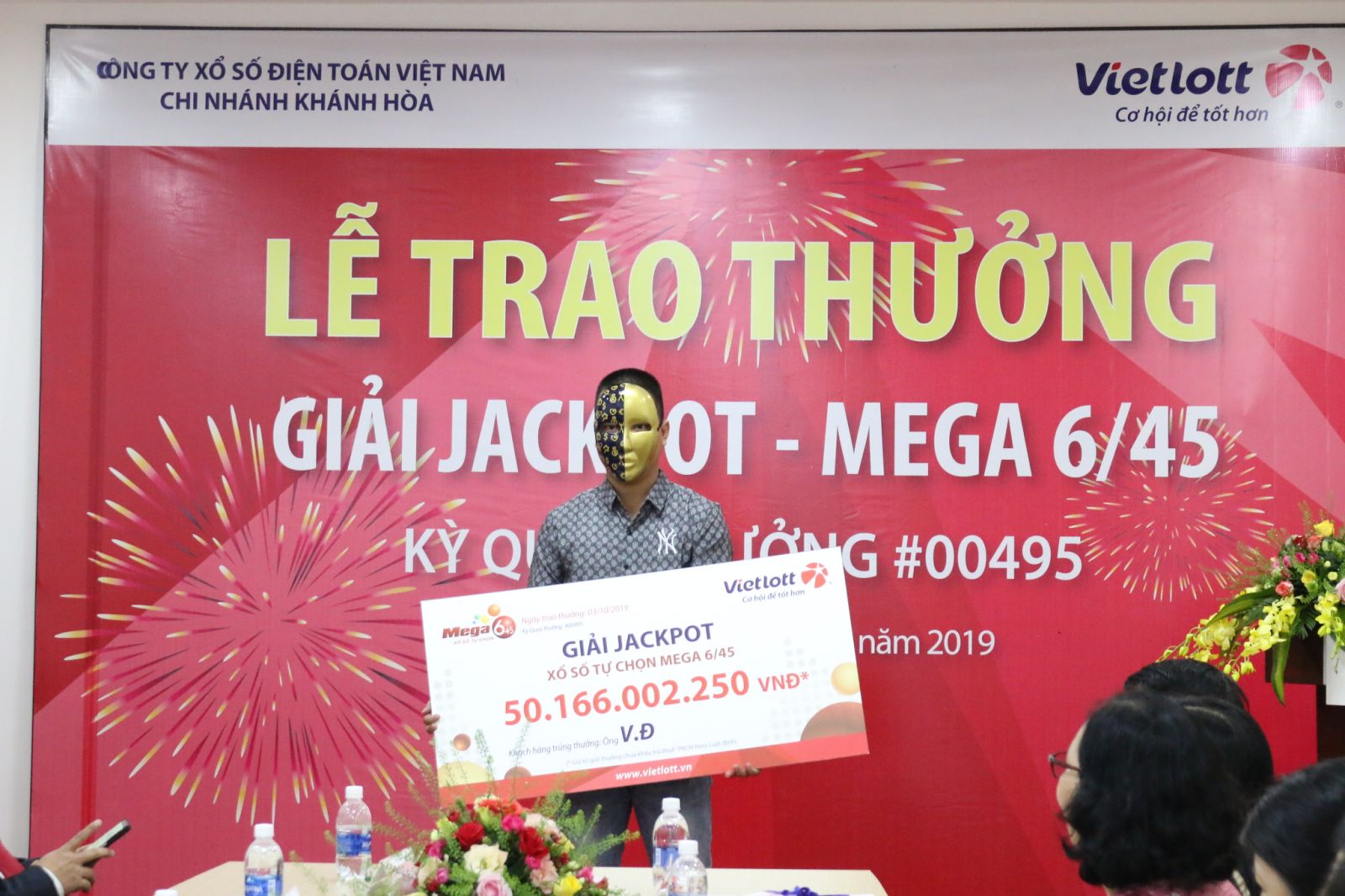 xo-so-vietlott-trao-giai-thuong-cho-khach-hang-thu-2-cua-giai-jackpot-gan-100-ty