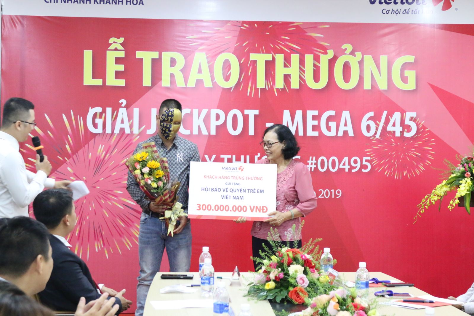 xo-so-vietlott-trao-giai-thuong-cho-khach-hang-thu-2-cua-giai-jackpot-gan-100-ty