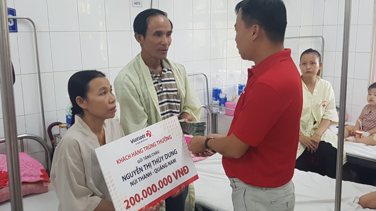 xo-so-vietlott-trao-giai-thuong-cho-khach-hang-thu-2-cua-giai-jackpot-gan-100-ty