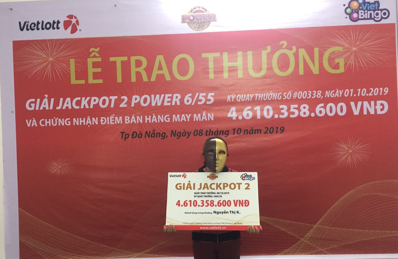 xo-so-vietlott-nguoi-phu-nu-ban-ve-so-dao-hon-10-nam-bat-ngo-doi-doi-voi-giai-jackpot-hon-4-ty