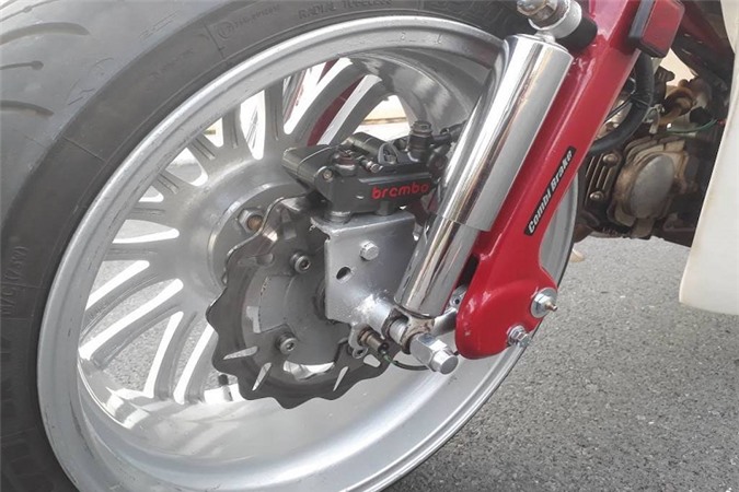 man-nhan-voi-honda-super-cub-do-banh-o-to-khung-o-tay-ninh