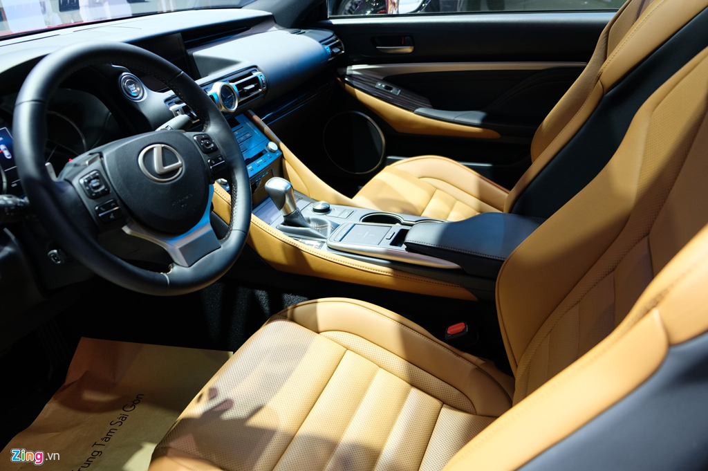 soi-can-canh-mau-xe-coupe-the-thao-lexus-rc-300-hon-3-ty-dong-tai-viet-nam