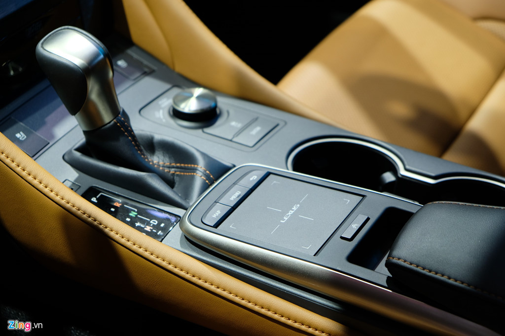 soi-can-canh-mau-xe-coupe-the-thao-lexus-rc-300-hon-3-ty-dong-tai-viet-nam