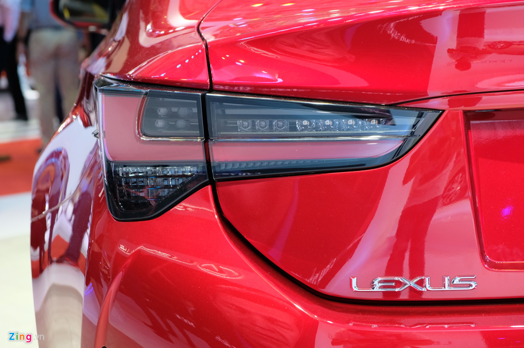 soi-can-canh-mau-xe-coupe-the-thao-lexus-rc-300-hon-3-ty-dong-tai-viet-nam