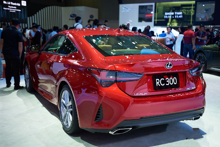 soi-can-canh-mau-xe-coupe-the-thao-lexus-rc-300-hon-3-ty-dong-tai-viet-nam
