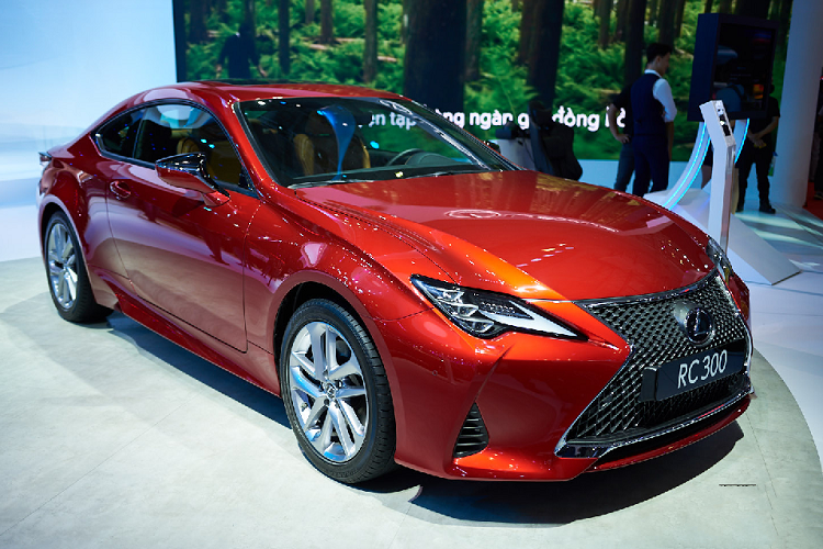 soi-can-canh-mau-xe-coupe-the-thao-lexus-rc-300-hon-3-ty-dong-tai-viet-nam