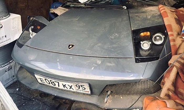 sot-xa-hinh-anh-sieu-xe-lamborghini-murcielago-phu-day-bui-trong-nha-kho