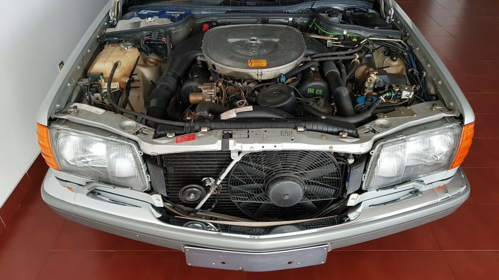 co-gi-dac-biet-o-chiec-xe-co-mercedes-560-sel-doi-1986-duoc-rao-ban-voi-gia-gan-4-ty-dong