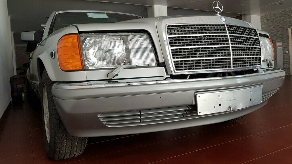 co-gi-dac-biet-o-chiec-xe-co-mercedes-560-sel-doi-1986-duoc-rao-ban-voi-gia-gan-4-ty-dong