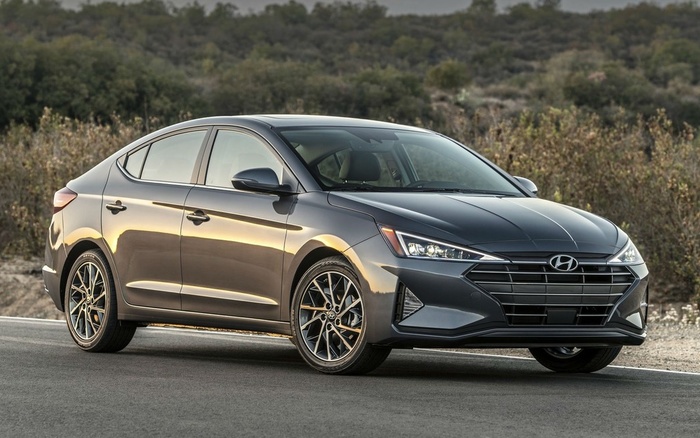 co-nguy-co-vang-banh-khi-dang-chay-hyundai-elantra-nhan-lenh-trieu-hoi-gap