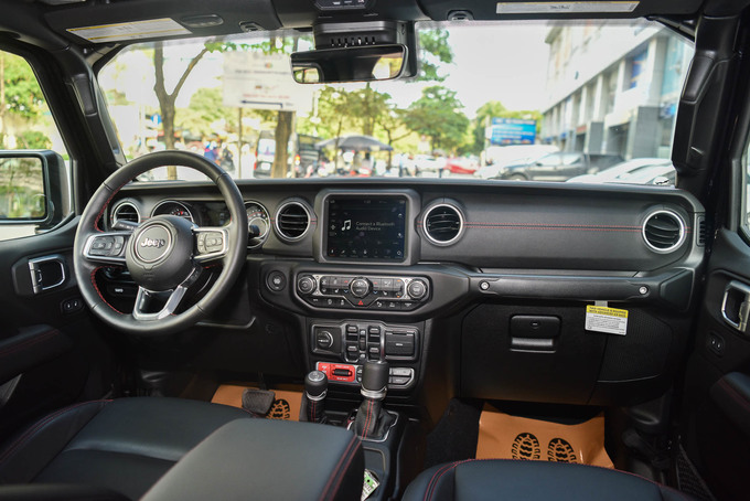 man-nhan-voi-mau-ban-tai-hang-nang-jeep-gladiator-gia-hon-37-ty-dong-tai-viet-nam