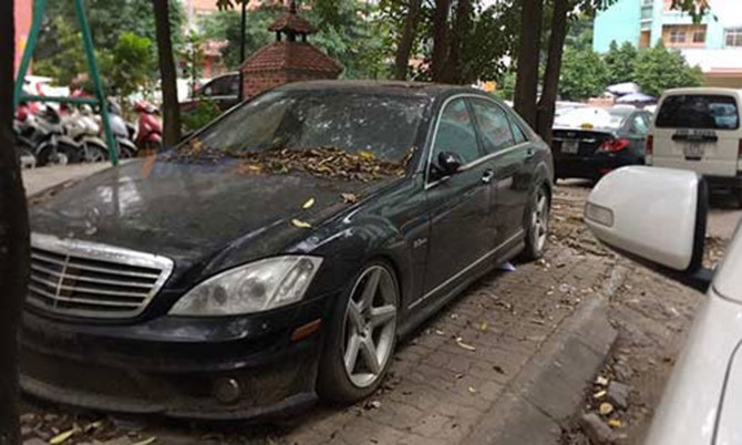 xe-sang-mercedes-benz-s600-bi-bo-roi-ben-duong-trong-2-nam-khong-thuong-tiec