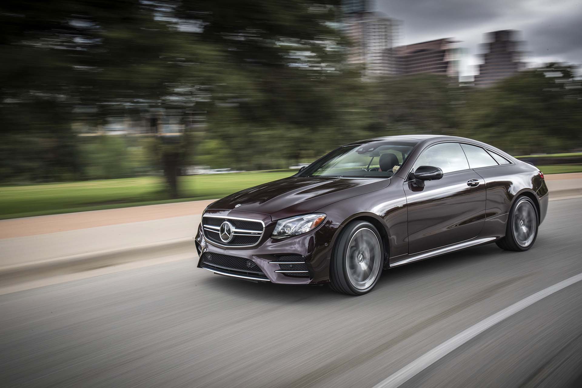 nguy-co-gay-giam-soc-gay-tai-nan-cho-nguoi-dung-loat-xe-mercedes-benz-nhan-lenh-thu-hoi-gap