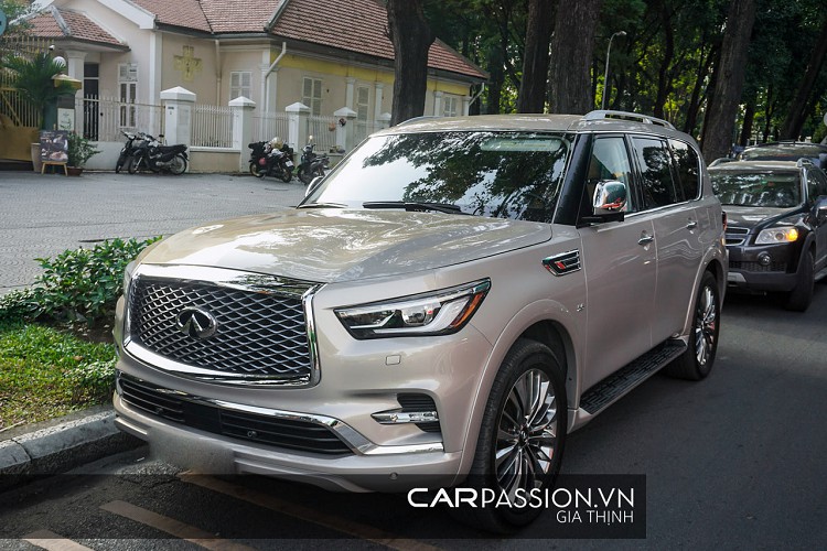 zoom-can-canh-mau-suv-full-size-infiniti-qx80-hon-9-ty-o-tphcm