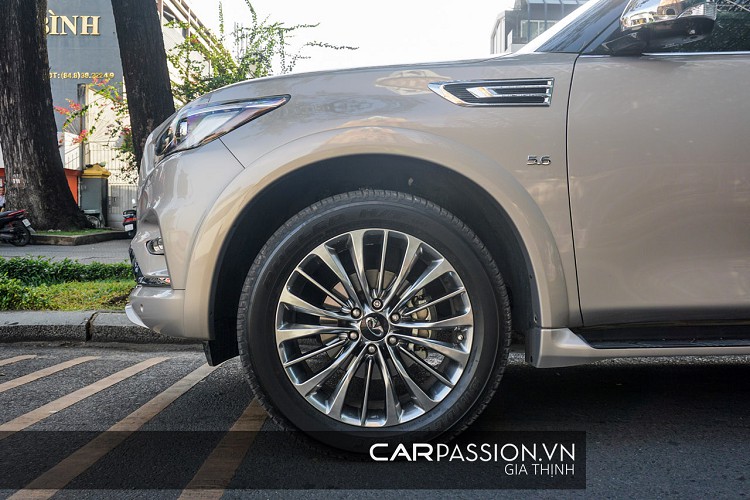 zoom-can-canh-mau-suv-full-size-infiniti-qx80-hon-9-ty-o-tphcm