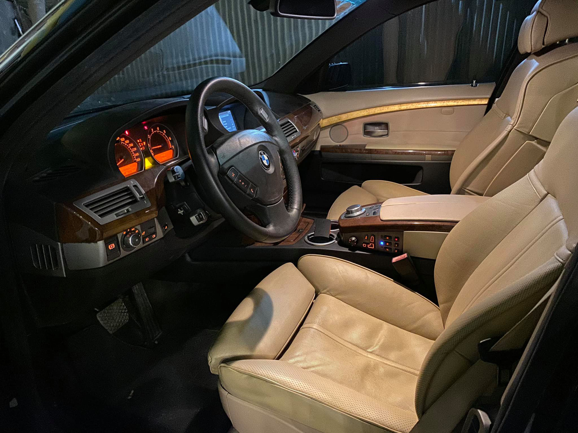 chua-day-500-trieu-dong-cho-1-chiec-xe-sang-bmw-750-li-nay-co-gi-dac-biet