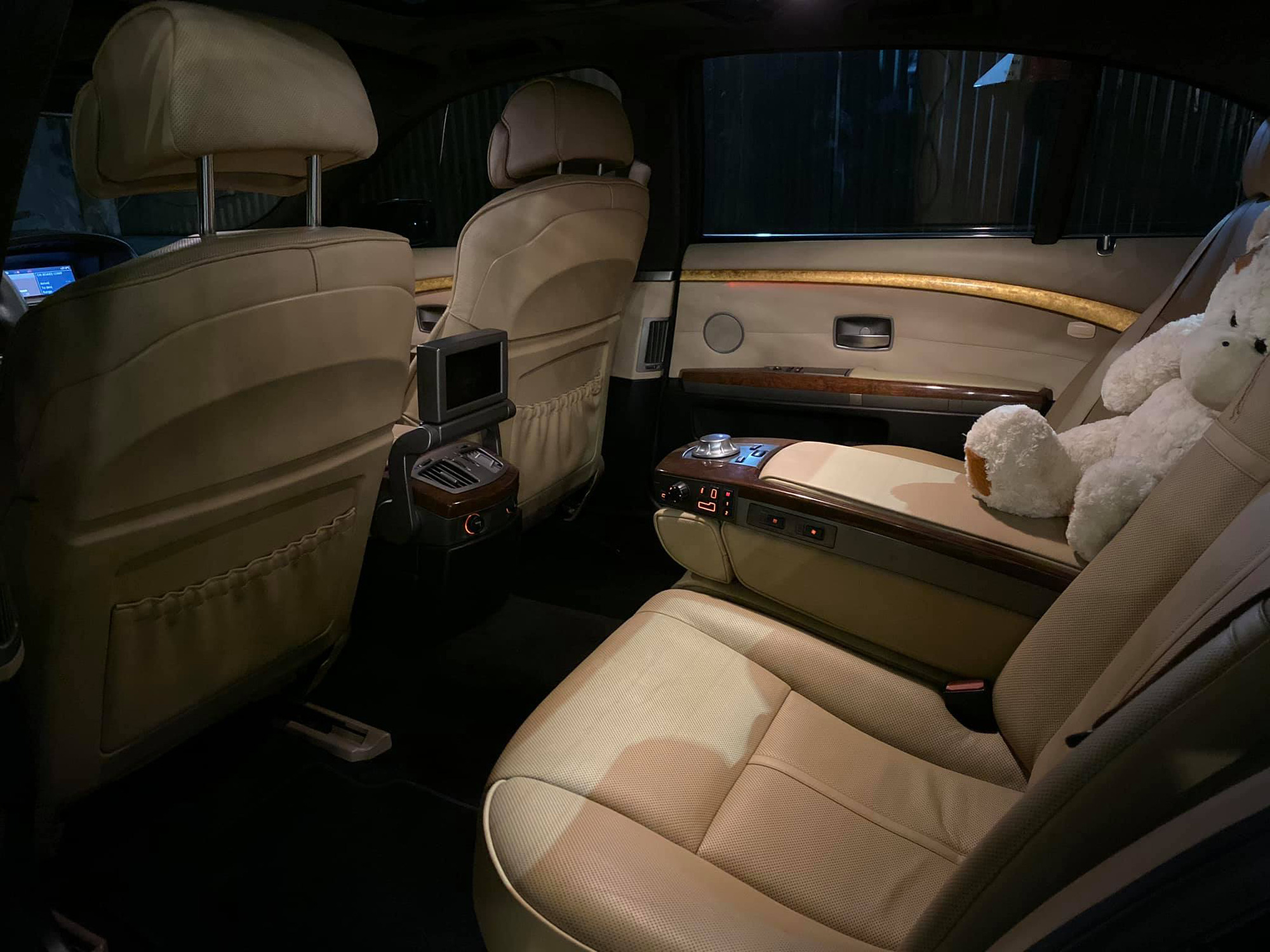 chua-day-500-trieu-dong-cho-1-chiec-xe-sang-bmw-750-li-nay-co-gi-dac-biet