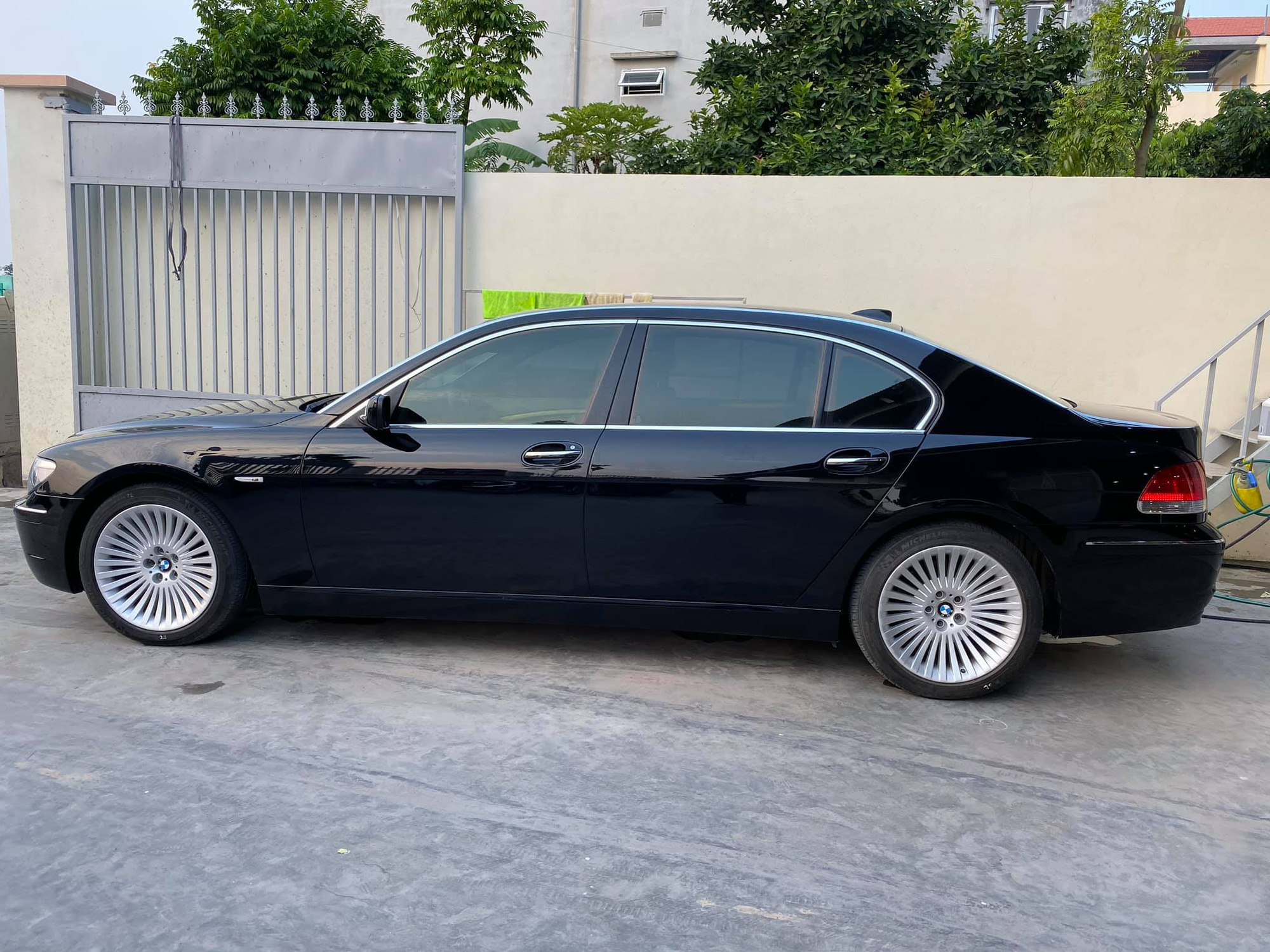chua-day-500-trieu-dong-cho-1-chiec-xe-sang-bmw-750-li-nay-co-gi-dac-biet